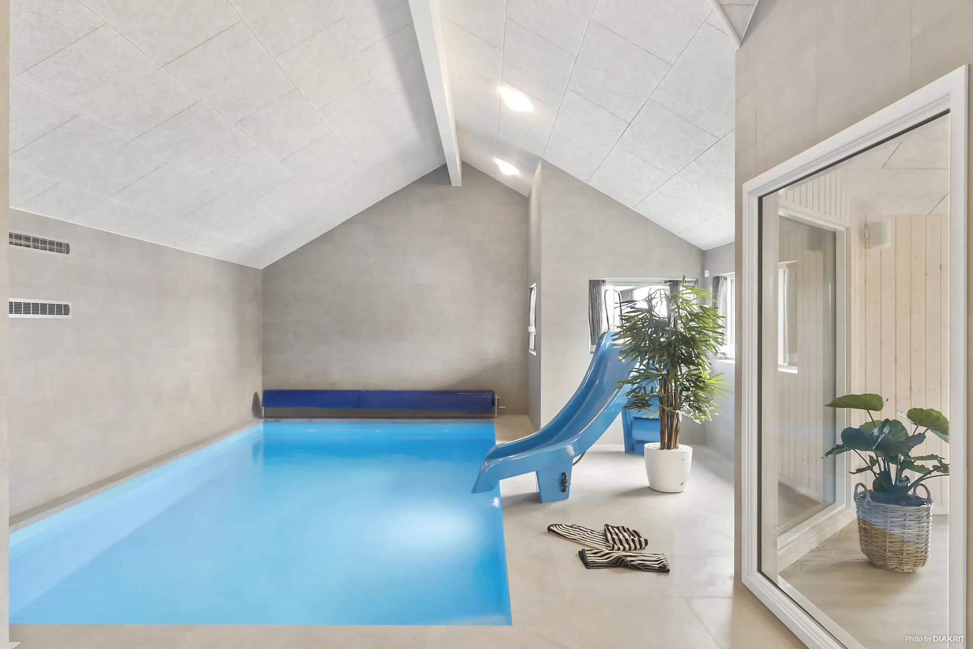 Indendørs pool med rutsjebane i Marielyst sommerhus