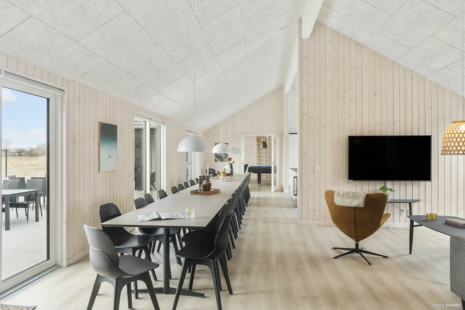 Spisekøkken med langt spisebord til 30 gæster i Marielyst